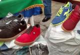Se incautaron cientos de zapatillas "pirateadas" de reconocidas marcas.
