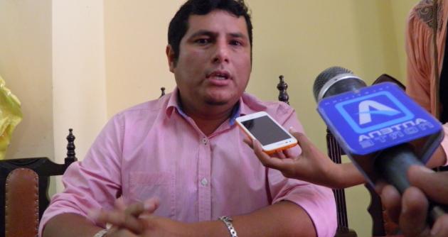 Funcionario es acusado de presuntamente permitir la invasión de otros pobladores en áreas no autorizadas.
