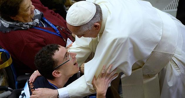 Cuando nos acercamos con ternura a los que necesitan atención, llevamos la esperanza y la sonrisa de Dios...