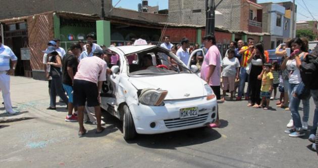 Vecinos poden instalación de un semáforo en la esquina de la avenida José Pardo y el jirón Sáenz Peña.