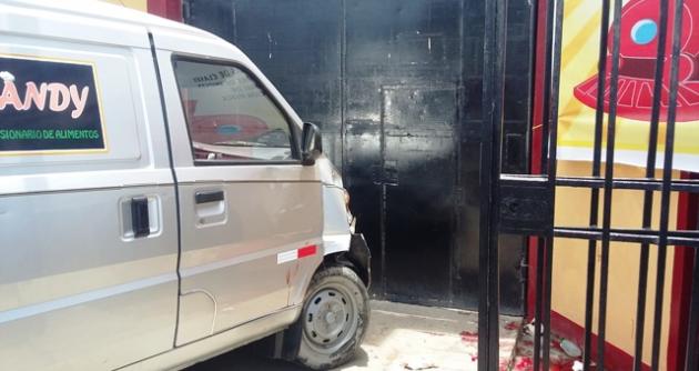 Esta combi arolló a don Pedro Infantes López de 82 años, quien murió minutos después de haber sido trasladado al Hospital La Caleta.