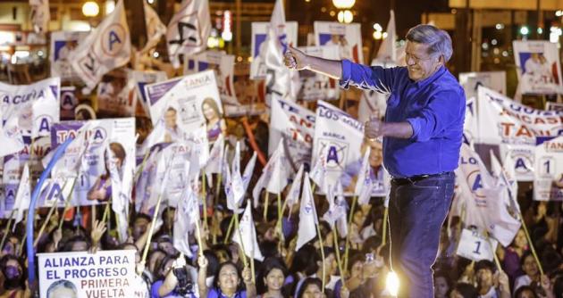 César Acuña encabezó anoche mitin en plaza central de Chimbote.