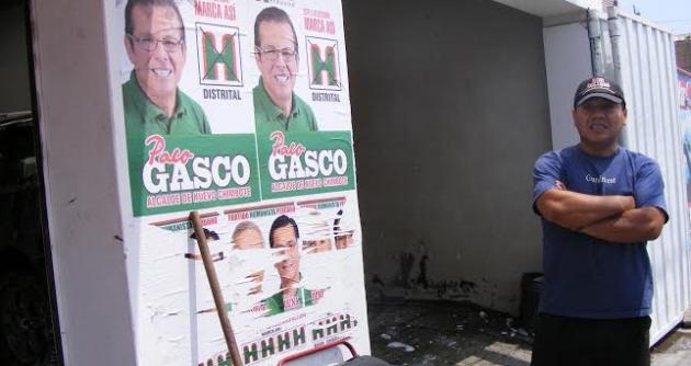 Jesús Gordillo denunció que pegaron afiches de propaganda electoral en su fachada, sin su consentimiento.