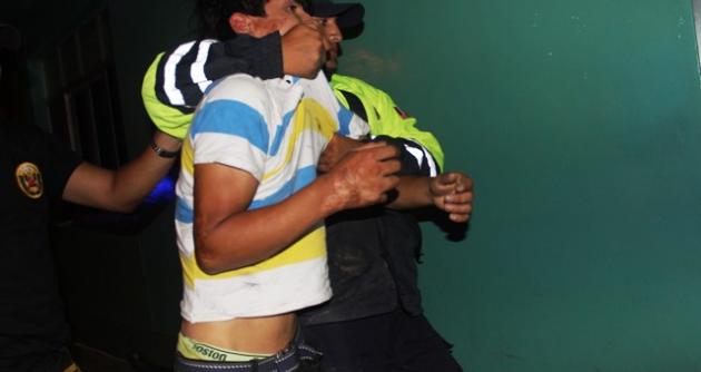 El presunto agresor Julio Cesar Carrera Aranda de 20 años fue conducido a la fuerza a la Comisaría 21 de Abril.