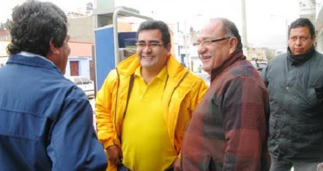Alberto Palacios Flores, ubicado atrás del alcalde Luis rroyo, desapareció de su casa el día sábado a las 9.30 p.m.