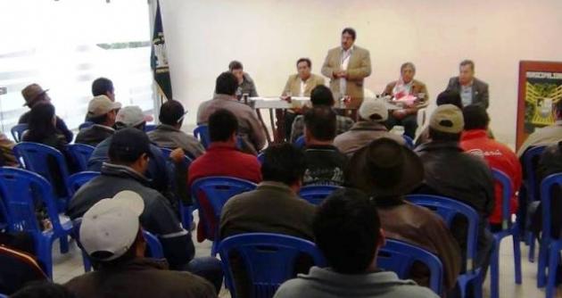 Reunión desarrollada en el auditorio de la comuna provincial de Huari.