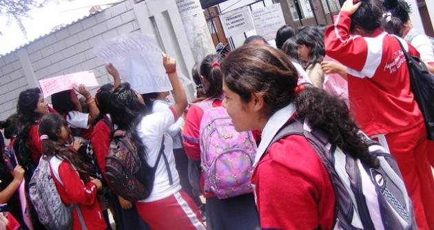 Los colegiales del cuarto y quinto del nivel secundario se movilizaron con carteles.