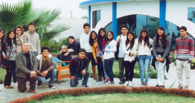 Jóvenes universitarios visitaron Hospicio Santiago Apóstol.