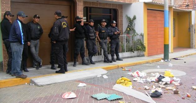 Trqbajadores llegaron hasta vivienda de alcalde para protestar arrojando basura.