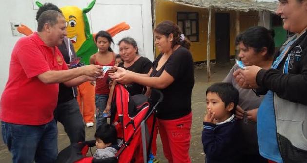 Arturo Torres Calderón en una caminata por los pueblos jóvenes de Chimbote.