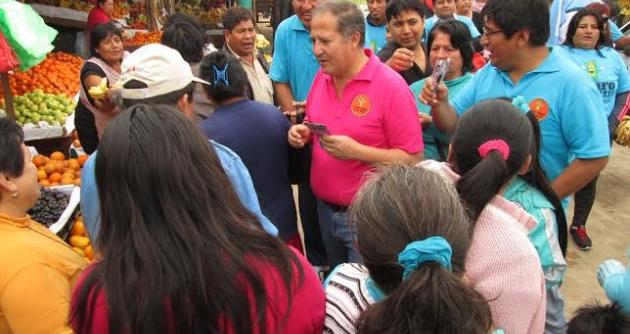 El candidato por El Maicito visitó a los comerciantes del mercado La Perla.