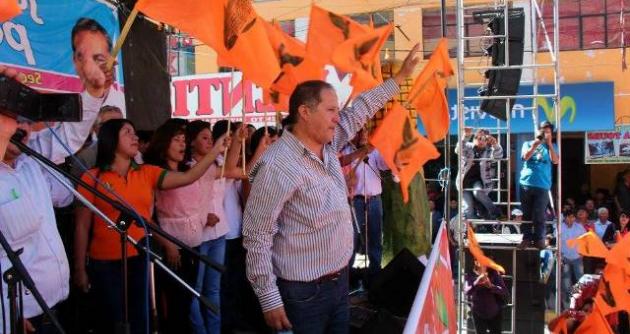Arturo Torres encabezó mitin político en Huaraz.