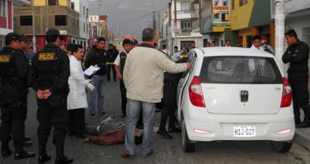Continúa la ola de violencia y muerte en Chimbote, esta vez un taxista fue acribillado en pleno centro de Chimbote, en un aparente ajuste de cuentas.