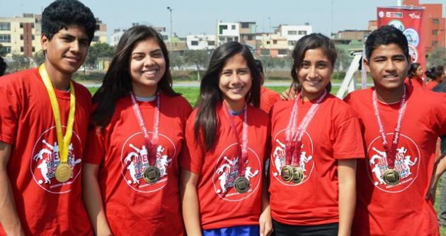 Delegación de atletas representando a la macrorregión norte en los Juegos Deportivos Escolares Nacionales.