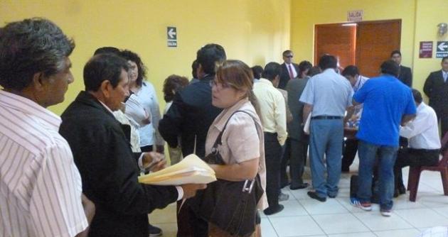 Los ciudadanos de Chimbote dejaron sus files con denuncias ante personal de la Comisión de Fiscalización del Congreso, que estuvo hoy en Chimbote.