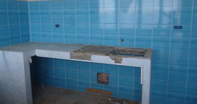 Los baños públicos ubicados en el Malecón Grau han sido abandonados y delincuentes entran a robar todo cuanto encuentran de valor.