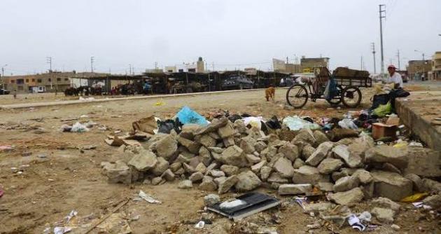 Vecinos afectados por basura acumulada en la vía pública.