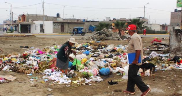 Espacio destinado para la construcción de un complejo deportivo se ha convertido en un basural.