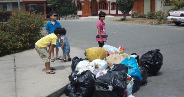 Los niños son los más expuestos a contraer enfermedades ante la falta de servicio de limpieza. La basura está en las calles de Nuevo Chimbote hace una semana.