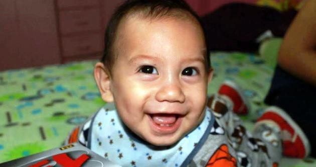 Este pequeño es el bebé Adrianito Cueva, de apenas 1 año 4 meses. Fue arrebatado de los brazos de su madre anoche frente al Banco Continental, por dos sujetos. Ayúdennos a encontrarlo.