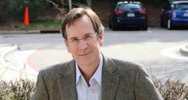 Phil Bennett trabajó desde 1997 al 2009 en el Washington Post. Actualmente es catedrático en la Universidad de Duke y director del Centro DeWitt Wallace.
