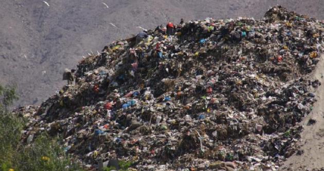 Tras varios años de convivir con la basura, finalmente la comunidad de Coishco podrá respirar un aire menos contaminado. El botadero será trasladado a la Pampa La Carbonera. (Foto: Correo)