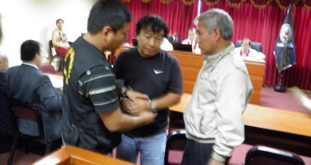 Momentos en que Fernando Vásquez Ching,excajero de la UNS, es enmarrocado para ser conducido al penal.
