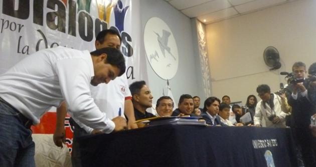 Candidatos a alcaldes de Nuevo Chimbote en foro Diálogos por la Democracia.
