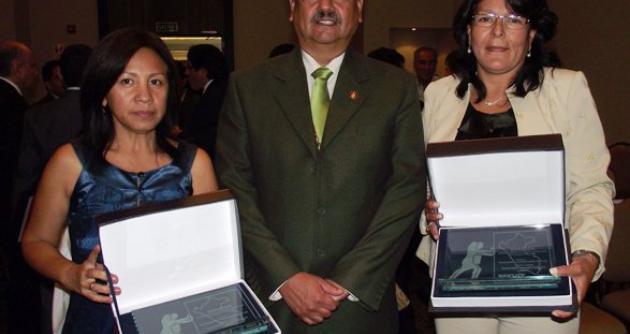 Ex jefa del Pronaa-Chimbote (a la derecha) cuando fue premiada por buena práctica en gerencia pública.