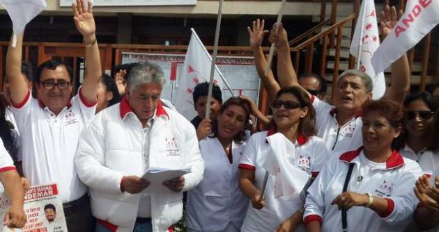 Carlos Lóez (izquierda) candidato a alcaldía de Nuevo Chimbote junto a líder de ANDEMAR.