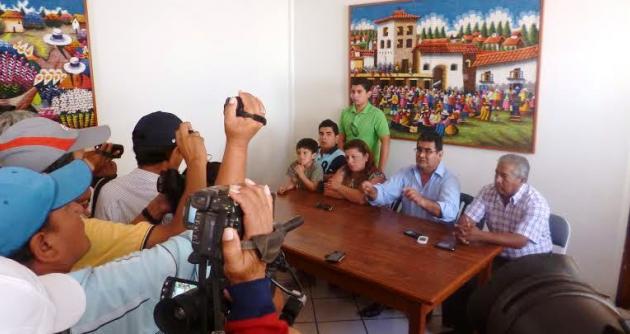 Acompañado de esposa e hijos, César Álvarez ofreció conferencia de prensa hoy.