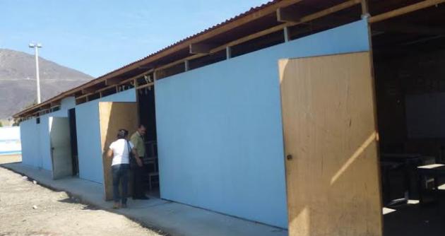Constructora no cumplió con acondicionar las ventanas para poder ventilar e iluminar aulas.