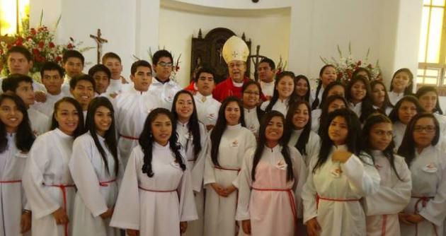 Alumnos y alumnas de la IEP Santa Rosa el día de su Confirmación.