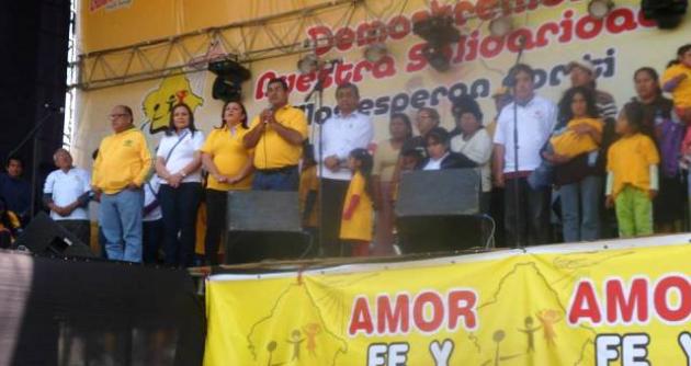 No solo artistas sino también políticos estuvieron en gran escenario de Cruzada del Amor.