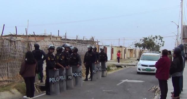 Policias rodean zona para poder desalojar a invasores.