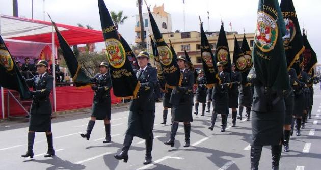 Con gallardía y rigurosamente uniformadas, las efectivas femeninas de la Policía Nacional acapararon el aplauso de los chimbotanos.