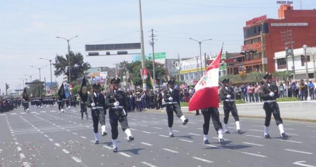Desfile de las diferentes unidades de la Policía Nacional en Chimbote.