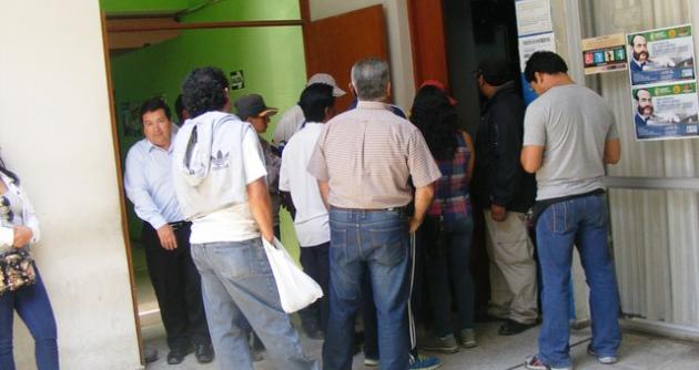 Personal despedido de la comuna sureña esperaron ser atendidos por autoridades.