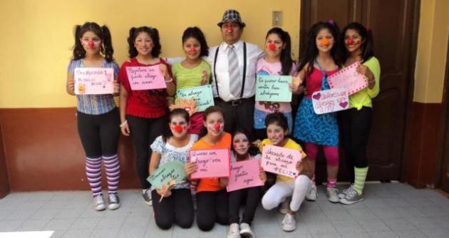 Alumnas de la IEP El Nazareno en el Día del Abrazo.