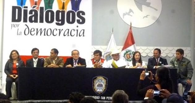 Hace unos minutos inició el foro electoral "Diálogos por la Democracia", con la exposición de sólo nueve candidatos al gobierno de Áncash.