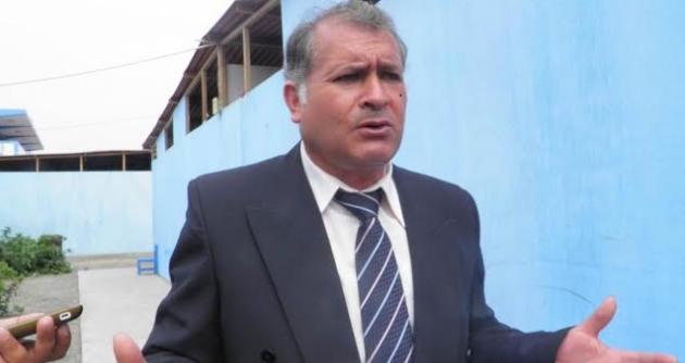 El director del colegio "Belaúnde" lamentó que sus alumnos sigan recibiendo clases en aulas prefabricadas.