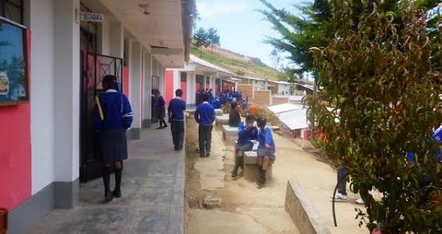 Los padres de familia del colegio San Santiago están alarmados ante la denuncia de abuso que involucra a un docente del plantel.