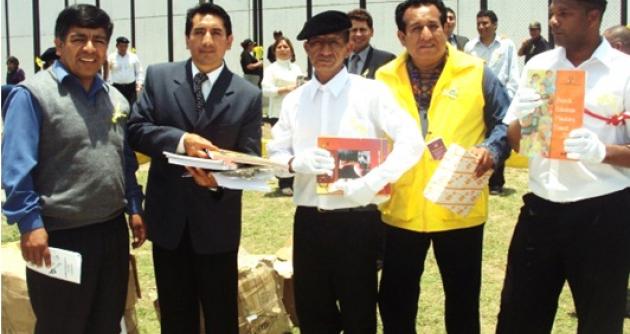 Director de UGEL-Santa hizo entrega de un lote de libros para biblioteca del penal.