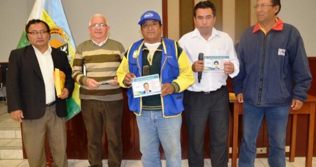 Cien mototaxistas recibieron ayer sus credenciales y el resto será en los próximos dias.