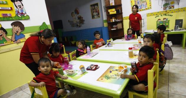 También se ha previsto capacitar a docentes de secundaria que actualmente enseñan educación inicial. foto: peru21