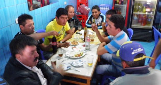 Aunque quisieron negarlo los efectivos de la Policía Judicial fueron sorprendidos por la prensa libando licor en un restaurante. Ellos utilizaron la camioneta de la institución para trasladarse. (Foto: Lindberg Cruzado)