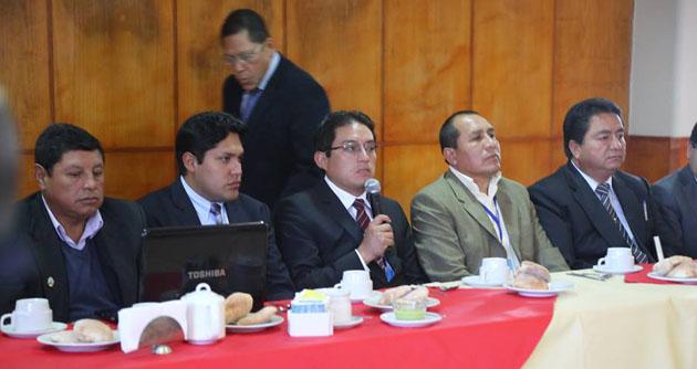 Enrique Vargas en conferencia de prensa plantea un acuerdo de gobernabilidad regional para salir de la crisis económica y la inestabilidad política.