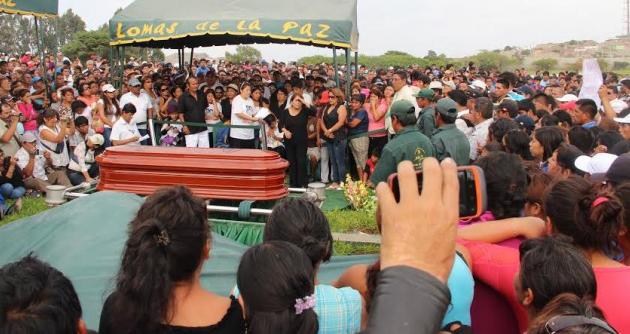 Un mar humano acompañó los restos del extinto Ezequiel Nolasco hasta su última morada en el cementerio Lomas de la Paz. No cesaron los gritos de justicia.