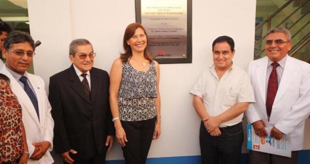 Autoridades en la inauguración del nuevo policlínico de EsSalud.