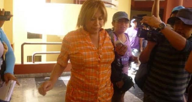 Momentos en que la cuestionada funcionaria edil, Lourdes Sandoval, escapa de la prensa.